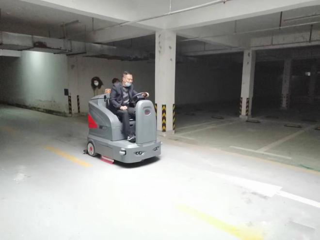 金门小区物业保洁不用人力改用驾驶式洗地机了